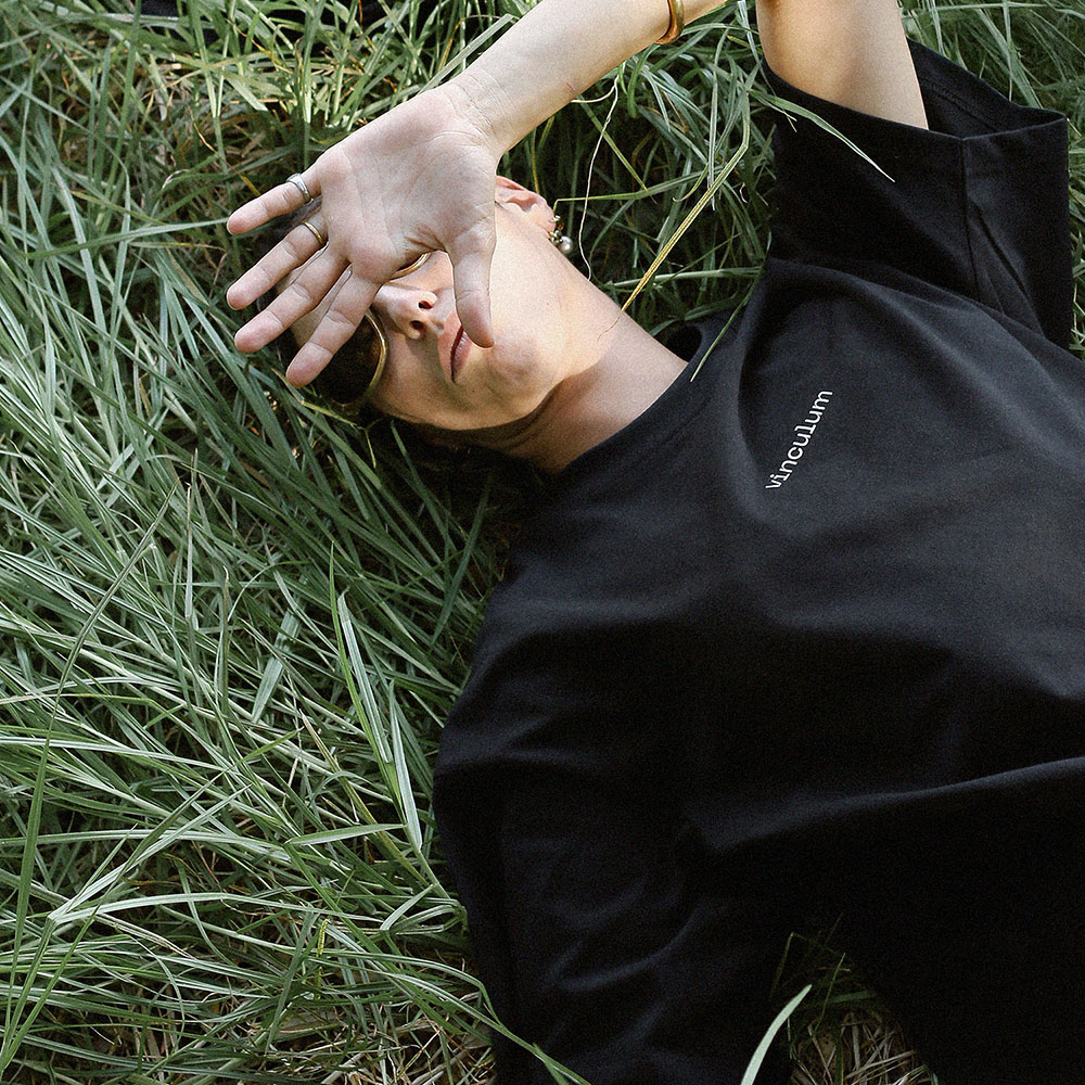 T-SHIRT VINCULUM + V preta